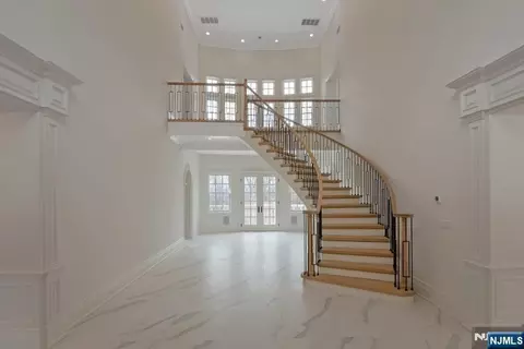 Entry Way - 67 Robin Ln, Alpine, NJ 07620 photo 2 of 9