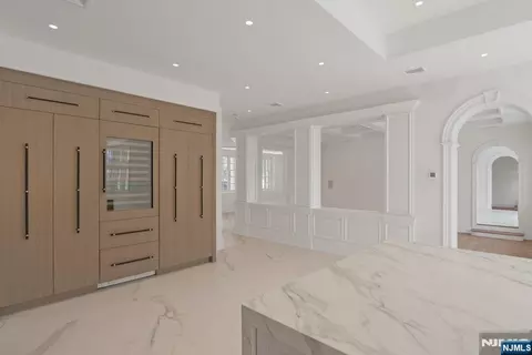 Entry Way - 67 Robin Ln, Alpine, NJ 07620 photo 6 of 9