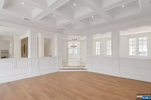 Living - 67 Robin Ln, Alpine, NJ 07620 photo 2 of 7