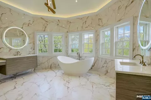 Bath - 67 Robin Ln, Alpine, NJ 07620 photo 1 of 2