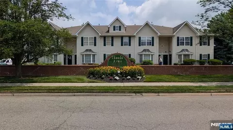 4 Chanda Ct, Clifton, NJ 07012