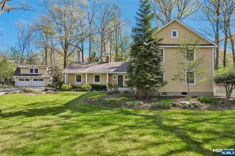 4 Conklin Ct, Allendale, NJ 07401