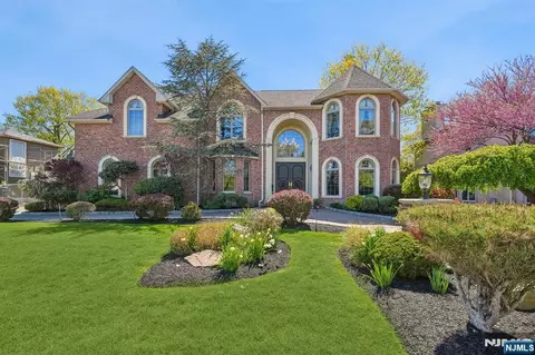 7 Jean Dr, Englewood Cliffs, NJ 07632