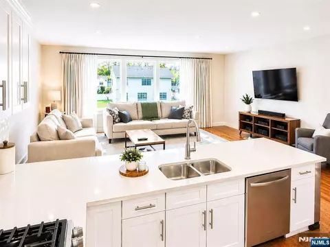 20 Zazzetti St #2, Waldwick, NJ 07463