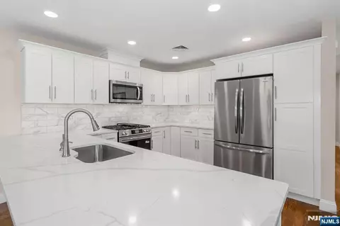20 Zazzetti St #2, Waldwick, NJ 07463