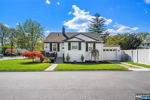 51 New Jersey Ave, Bergenfield, NJ 07621