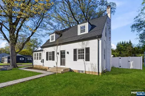224 Godwin Ave, Wyckoff, NJ 07481