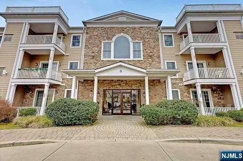 5 Tenakill Park #212, Cresskill, NJ 07626