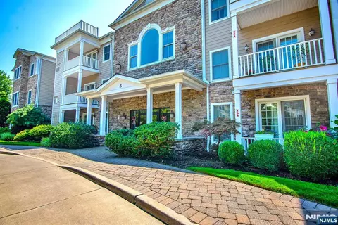5 Tenakill Park #212, Cresskill, NJ 07626