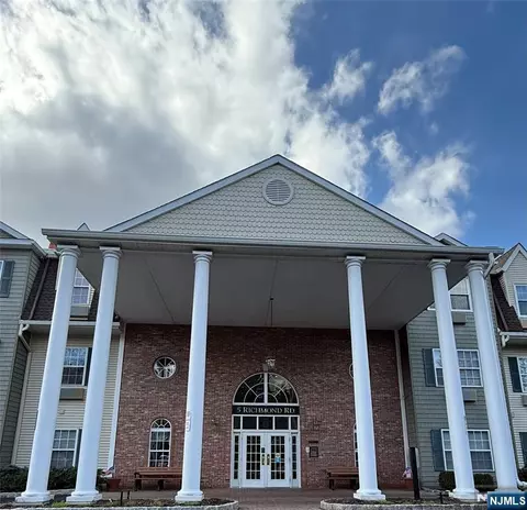 5301 Richmond Rd #301, West Milford, NJ 07480