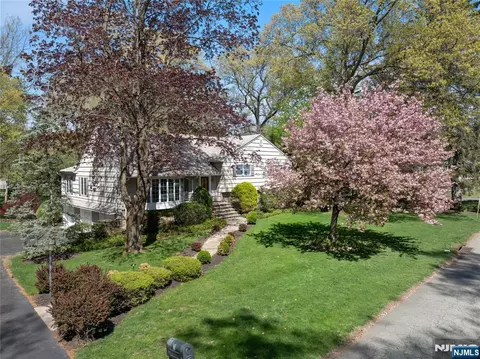 7 Douglas Ter, Woodcliff Lake, NJ 07677