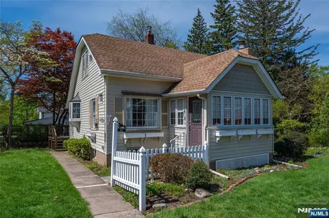 41 Center St, Midland Park, NJ 07432