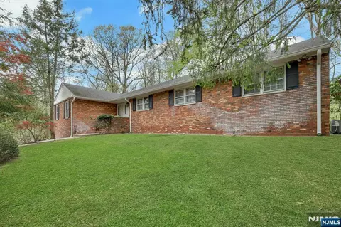 1138 High Mountain Rd, Franklin Lakes, NJ 07417