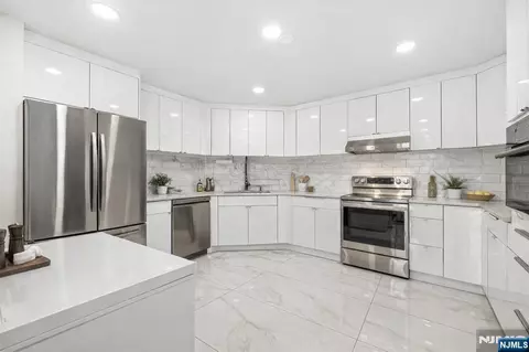 427 Harmon Cove Tower #427, Secaucus, NJ 07094