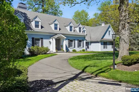 372 Lakeview Dr, Wyckoff, NJ 07481