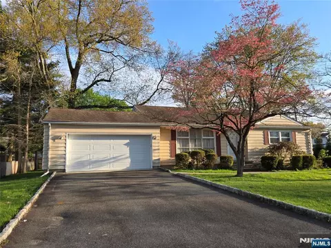 11 White Birch Ave, Pompton Plains, NJ 07444