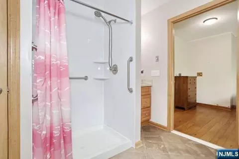 Bath - 405 Terhune Ave, Paramus, NJ 07652 photo 2 of 3