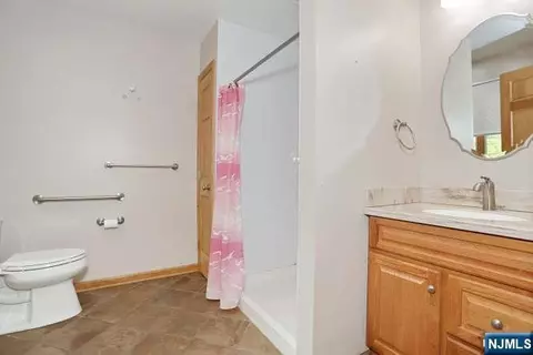 Bath - 405 Terhune Ave, Paramus, NJ 07652 photo 1 of 3