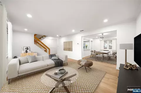 31 Hooks Ln, Edgewater, NJ 07020