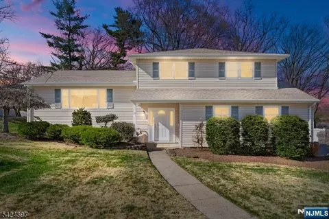 15 Stuckler Ln, Wayne, NJ 07470