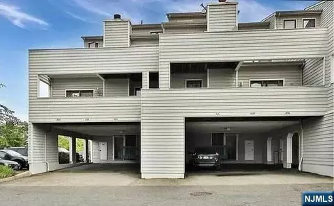 815 Topsail Ln, Secaucus, NJ 07094