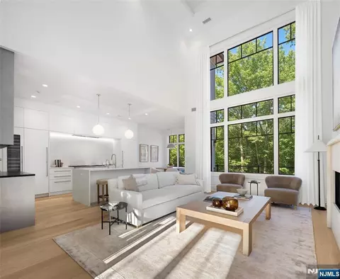 8 Stone Bridge Ct, Demarest, NJ 07627