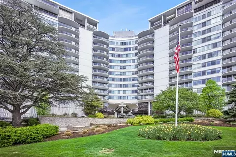 1 Claridge Dr #726, Verona, NJ 07044
