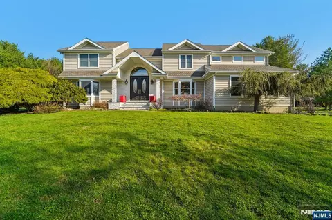 17 Riverside Ln, Holmdel, NJ 07733