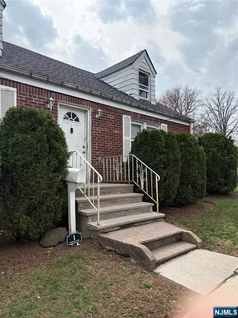 137 Oakland St, Englewood, NJ 07631