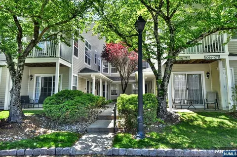 1069 Cambridge Ct, Mahwah, NJ 07430