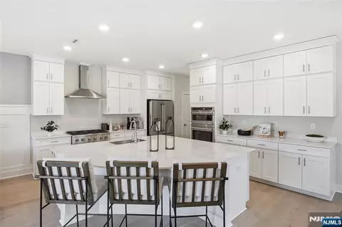 6 Melbourne Dr, Oakland, NJ 07436