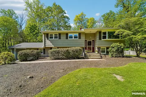 44 Brookwood Dr, Mahwah, NJ 07430