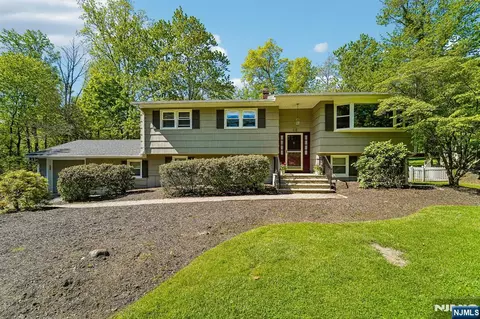 44 Brookwood Dr, Mahwah, NJ 07430