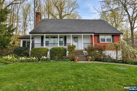 60 Highland Rd, Bloomingdale, NJ 07403