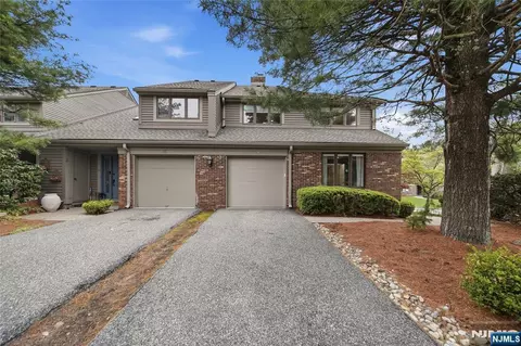 113 Macleish Ct, Mahwah, NJ 07430