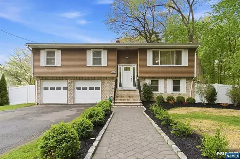1067 Stasia St, Teaneck, NJ 07666