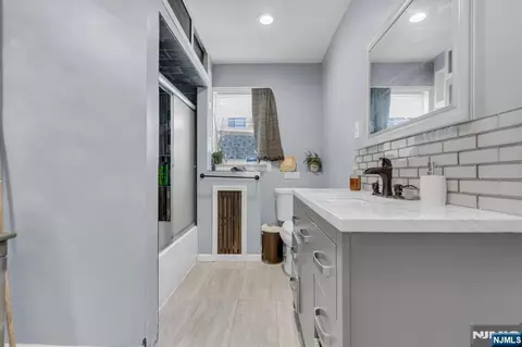 Bath - 297 Hamilton Pl, Hackensack, NJ 07601 photo 2 of 3