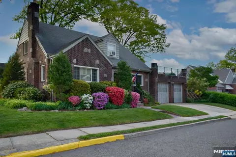 585 Monroe Pl, Ridgefield, NJ 07657