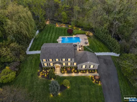 19 Blueberry Ct, Mahwah, NJ 07430