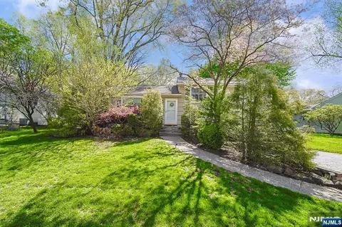 181 Crescent St, Closter, NJ 07624