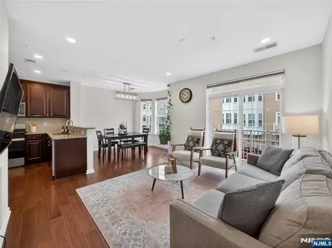 8 Veterans Dr, Wood Ridge, NJ 07075
