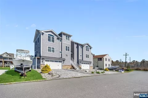 6 Capstan Rd, Ocean, NJ 08758