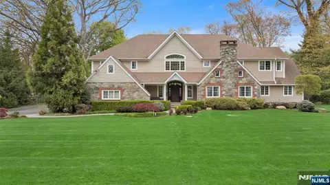 381 Pinewood Dr, Wyckoff, NJ 07481