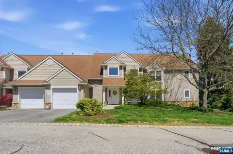 38 Bourne Cir, Hamburg, NJ 07419