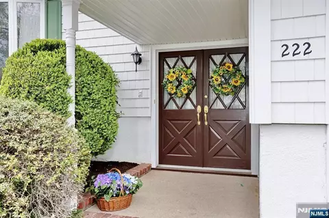 222 Merritt Dr, Oradell, NJ 07649