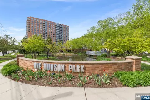 310 Hudson Park #310, Edgewater, NJ 07020