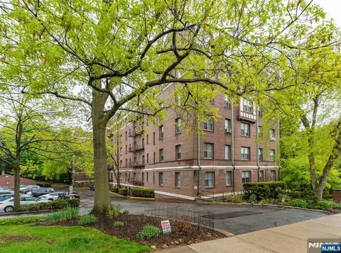 100 E Palisade Ave #B22, Englewood, NJ 07631
