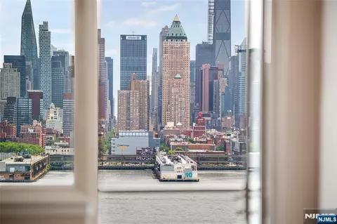 899 Boulevard E #4O, Weehawken, NJ 07086