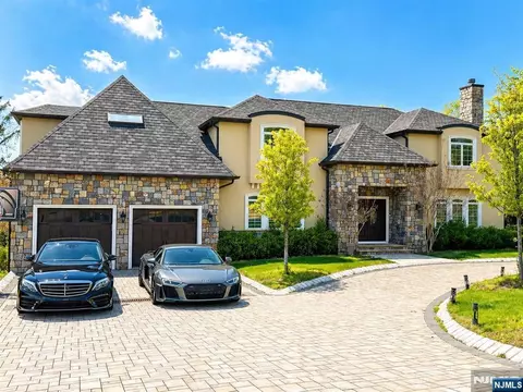 281 Beaufort Ave, Livingston, NJ 07039