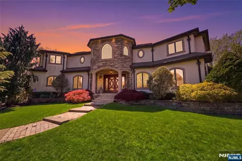 305 Blauvelt Ct, Paramus, NJ 07652